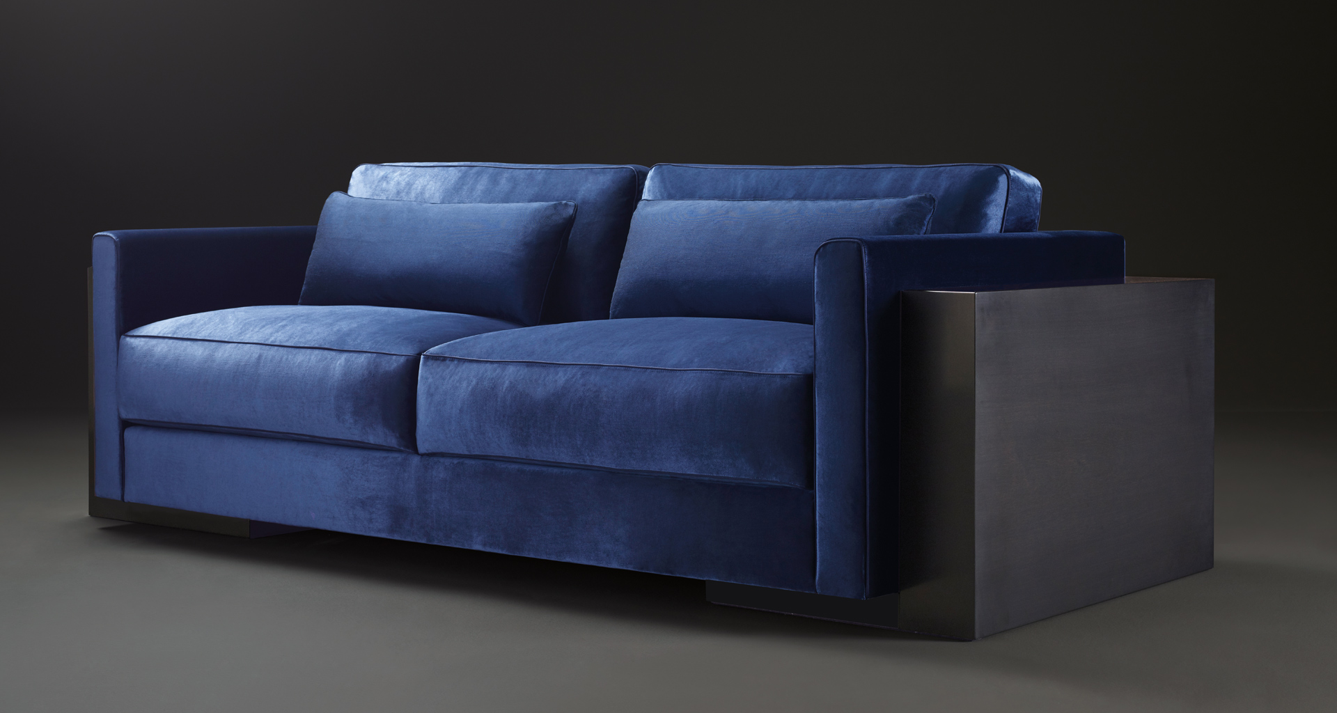 Ipparco sofa that belongs to Amaranthine Tales, the 2017 Promemoria collection inspired by the amaranth wood and presented during the Milan Design Week | Promemoria