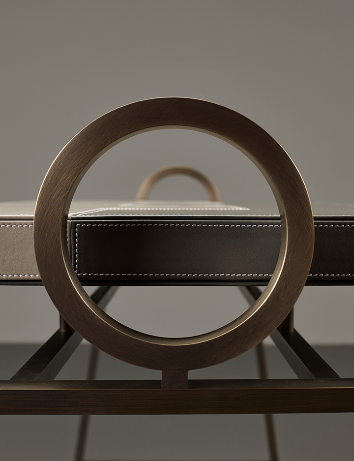 Atlantique small table that belongs to The Capsule Collection Olivier Gagnère, presented in 2014 and is the result of the collaboration of Promemoria with the famous French designer | Promemoria