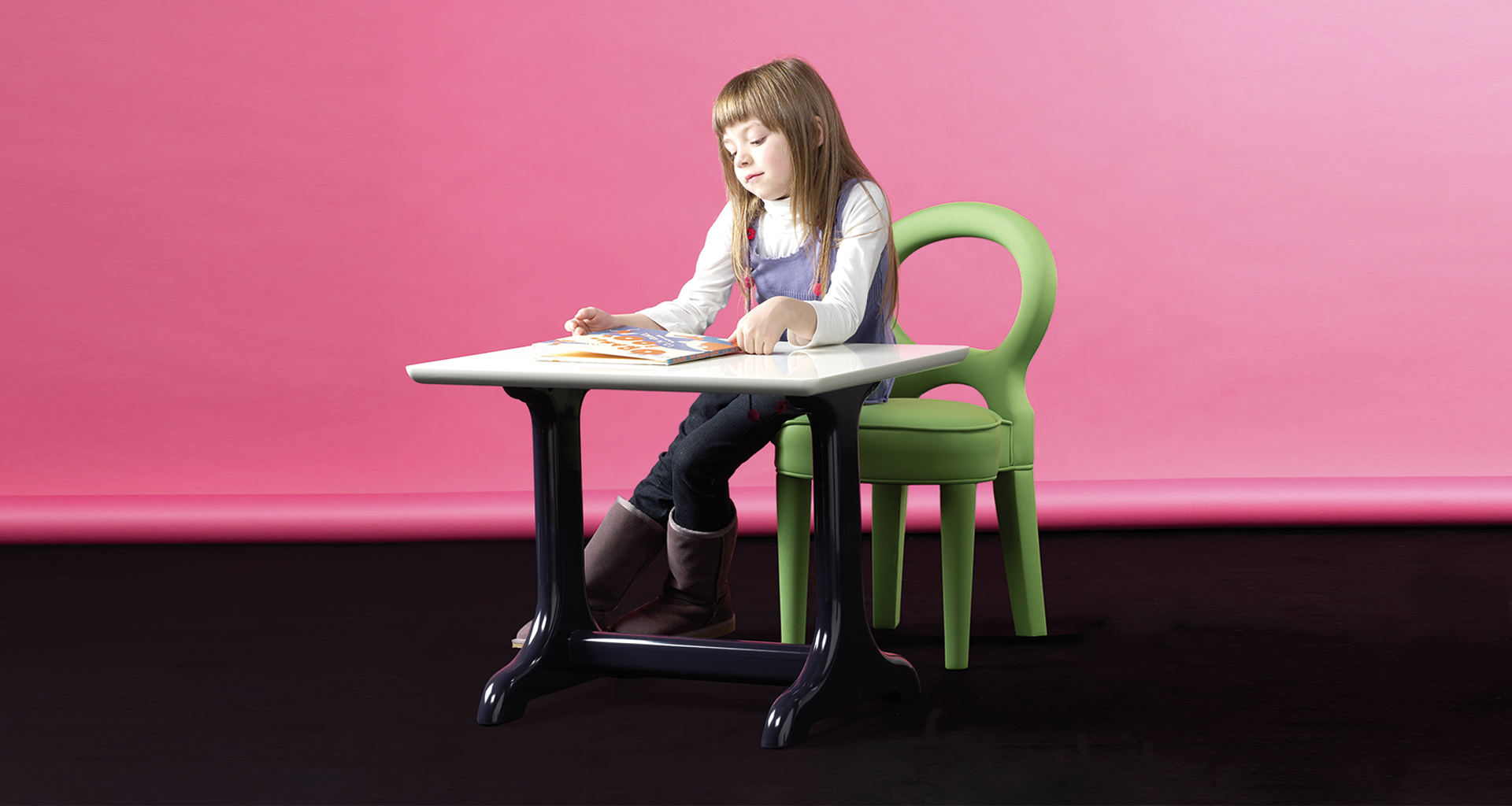 Miniature Mon Ami writing desk, that belongs to the Kids Collection which is a reinterpretation of some of the iconic pieces of Promemoria | Promemoria