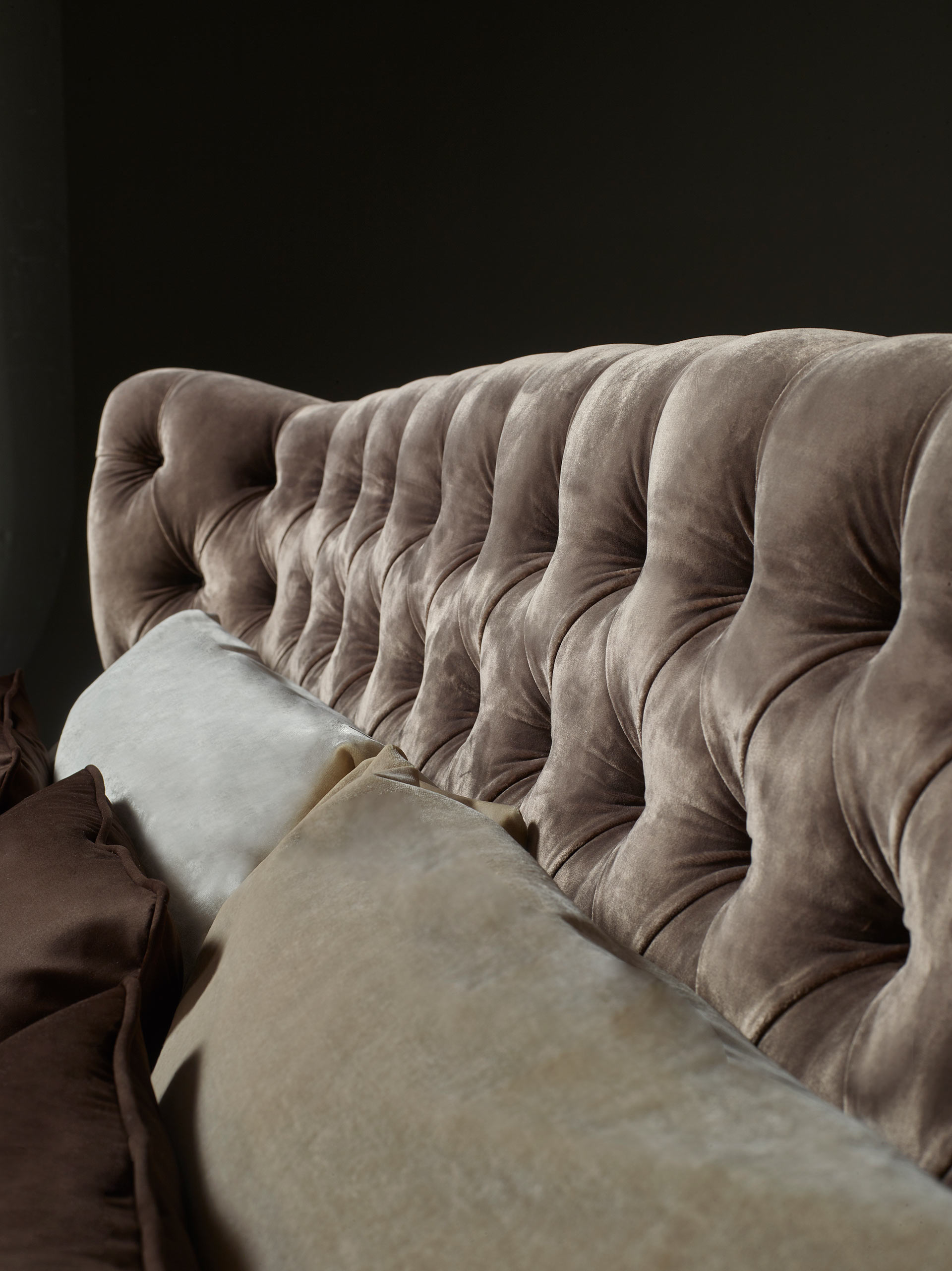 Dettaglio della testata letto Frou Frou, dallo stile bon ton, che appartiene al catalogo di Promemoria | Promemoria
