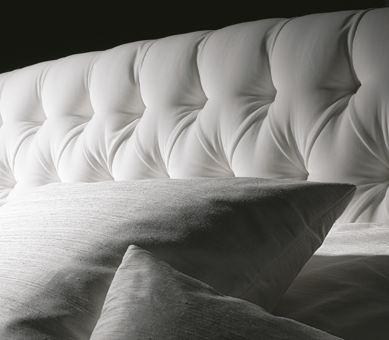 Détail de Frou Frou, tête de lit de style « bon ton » qui figure dans le catalogue Promemoria | Promemoria