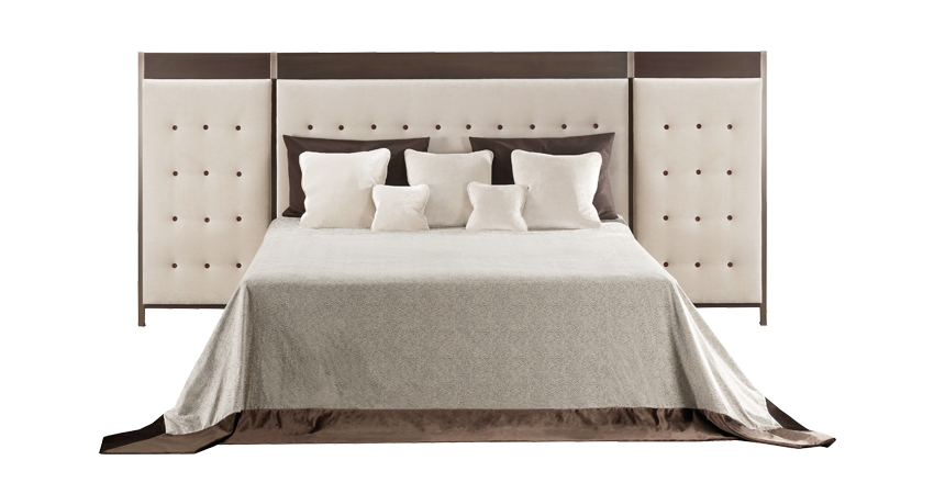 Gong est une tête de lit pour lit double, avec une structure en bronze. Ce meuble figure dans le catalogue Promemoria | Promemoria