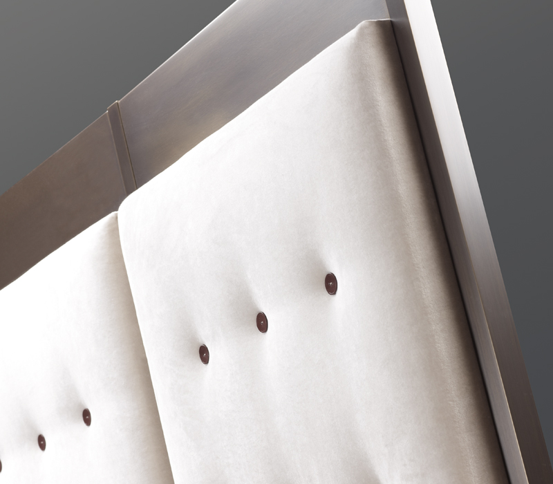 Gong双人床头板采用青铜结构，详见Promemoria产品目录|Promemoria