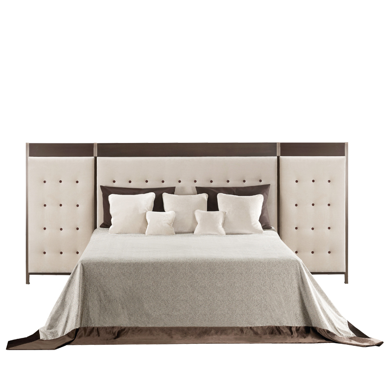 Gong est une tête de lit pour lit double, avec une structure en bronze. Ce meuble figure dans le catalogue Promemoria | Promemoria