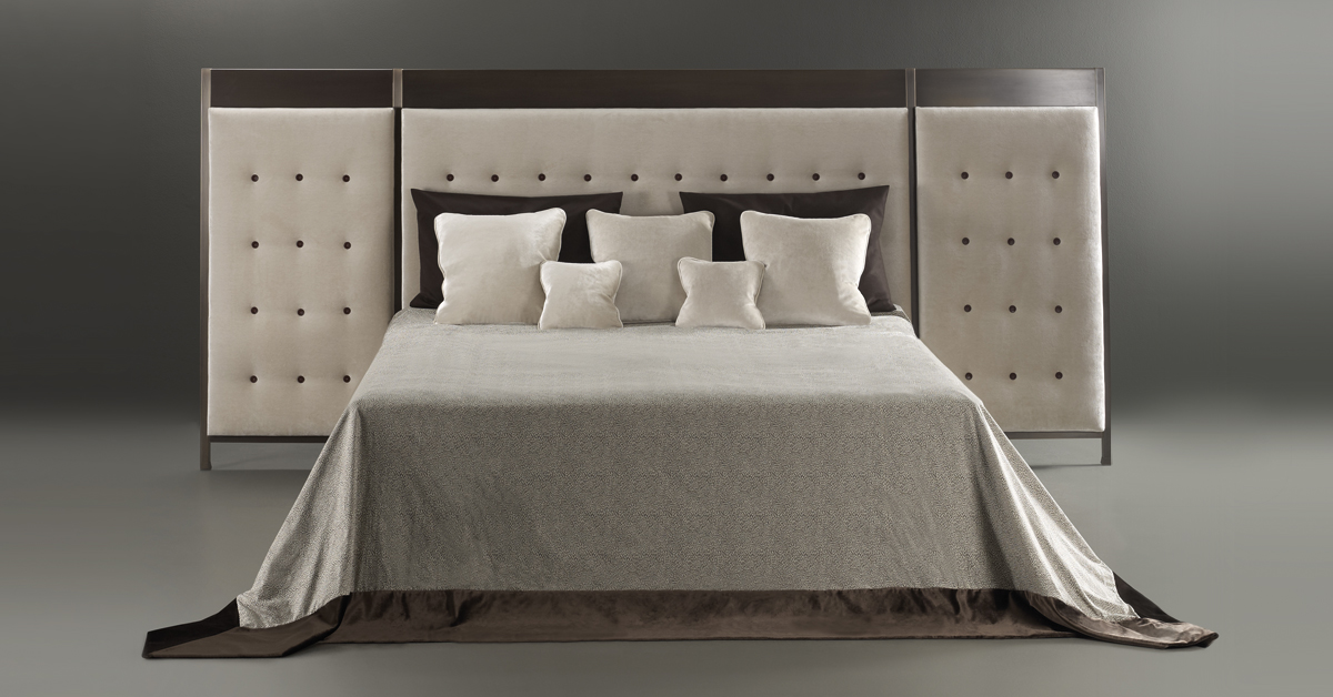 Dettaglio di Gong, a double bed headboard with a bronze structure, from the Promemoria catalogue | Promemoria