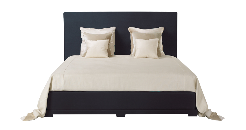 „Wanda“ ist ein Doppelbett im minimalistischen Stil und mit charakteristischem Betthaupt, aus dem Katalog von Promemoria | Promemoria