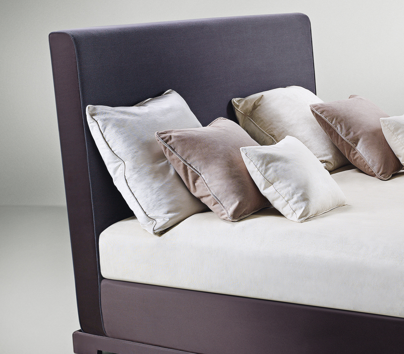 Détail de Wanda, lit double de style minimaliste, qui se distingue par sa tête de lit. Ce meuble figure dans le catalogue Promemoria | Promemoria
