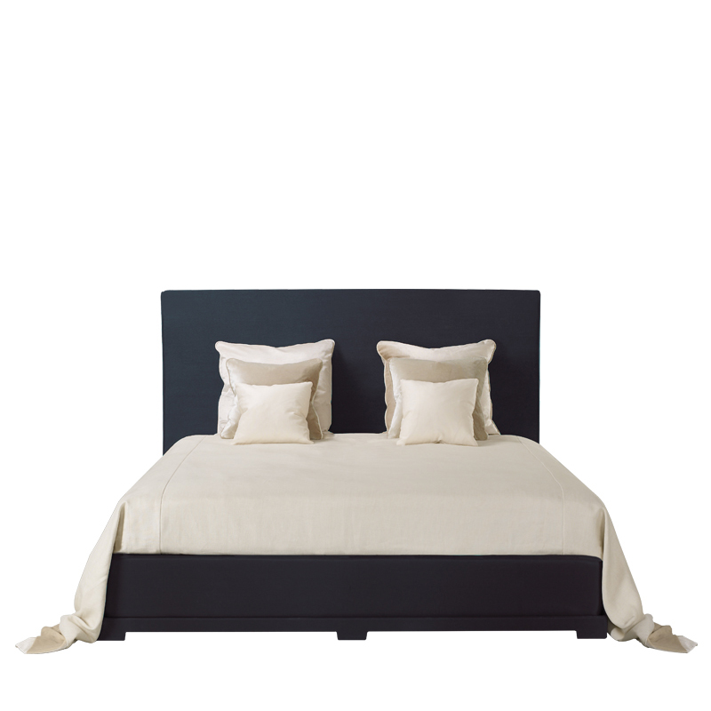 Wanda è un letto matrimoniale del catalogo Promemoria, con uno stile minimale e una testata caratteristica | Promemoria