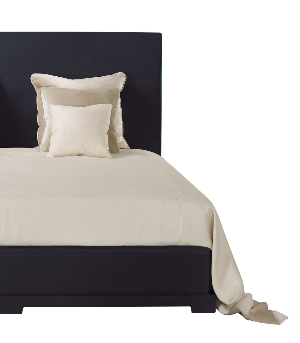 Wanda is a double bed from the Promemoria catalogue, with a minimal style and a characteristic headboard | Promemoria