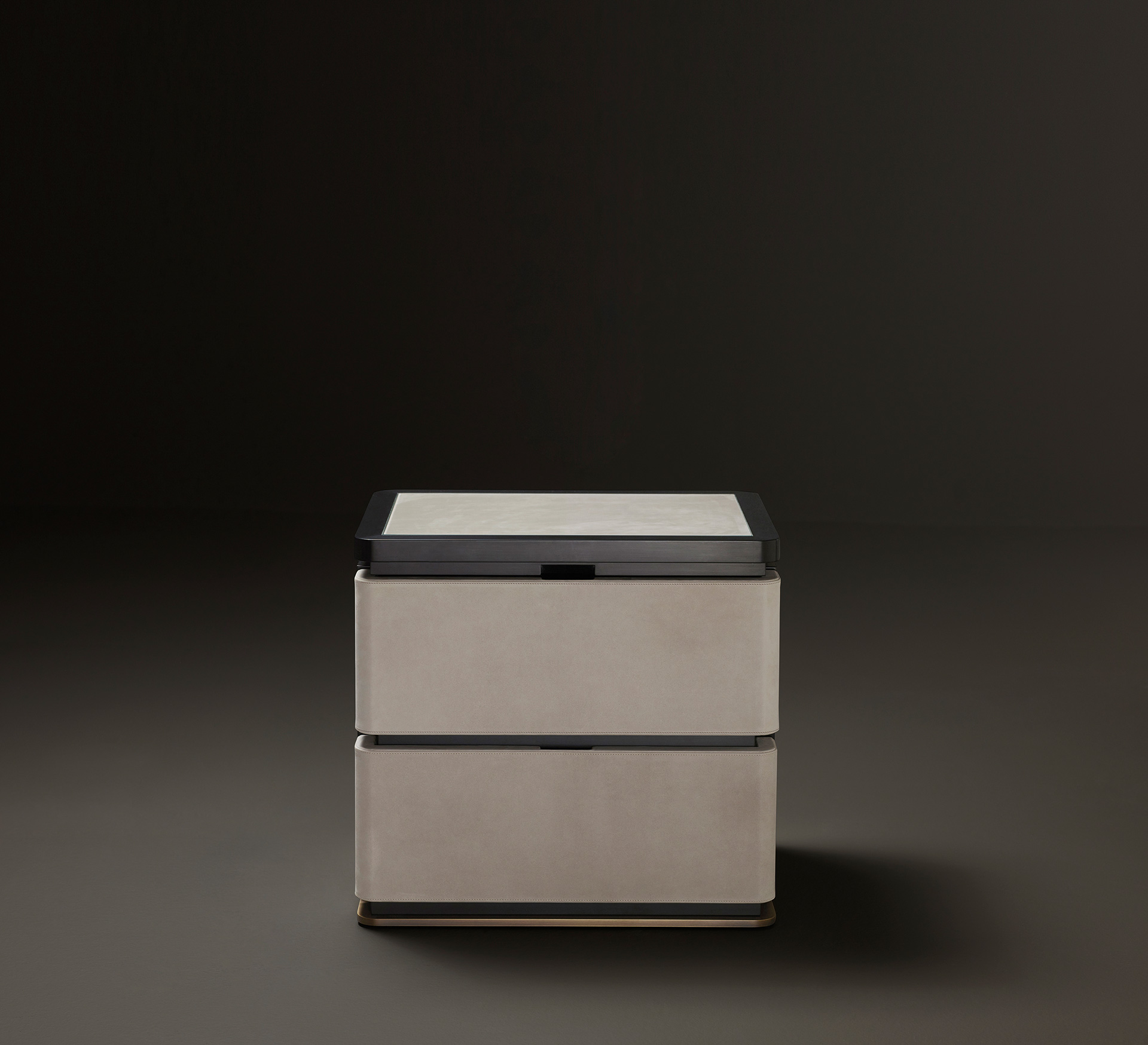 Au Bout de la Nuit è un comodino in legno con cassetti, base in bronzo e top tivestito in pelle con vetro, della collezione Amaranthine Tales di Promemoria | Promemoria