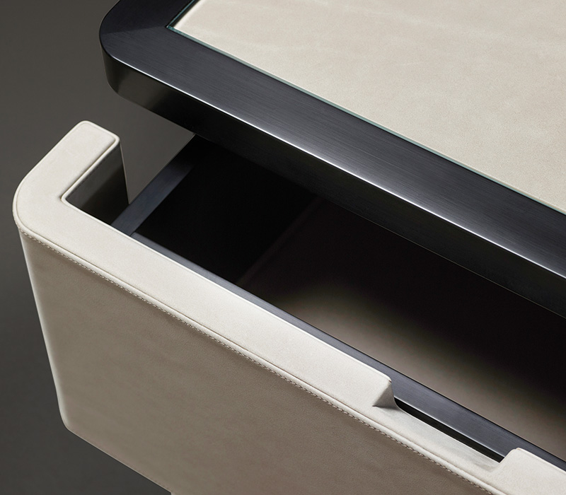 Au Bout de la Nuit è un comodino in legno con cassetti, base in bronzo e top tivestito in pelle con vetro, della collezione Amaranthine Tales di Promemoria | Promemoria