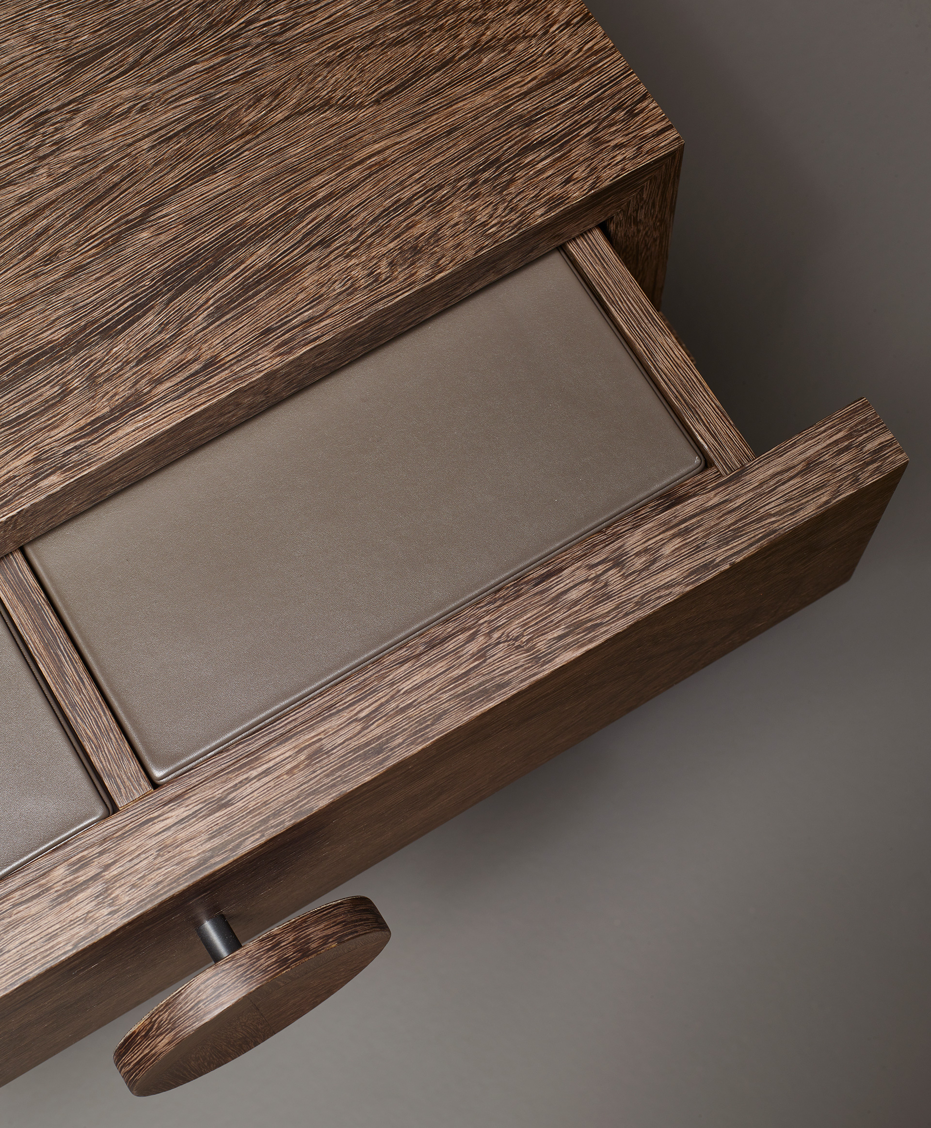Drawers' detail of Dagoberto, a wooden bedside table with wheels and drawers from the Promemoria's catalogue | Promemoria