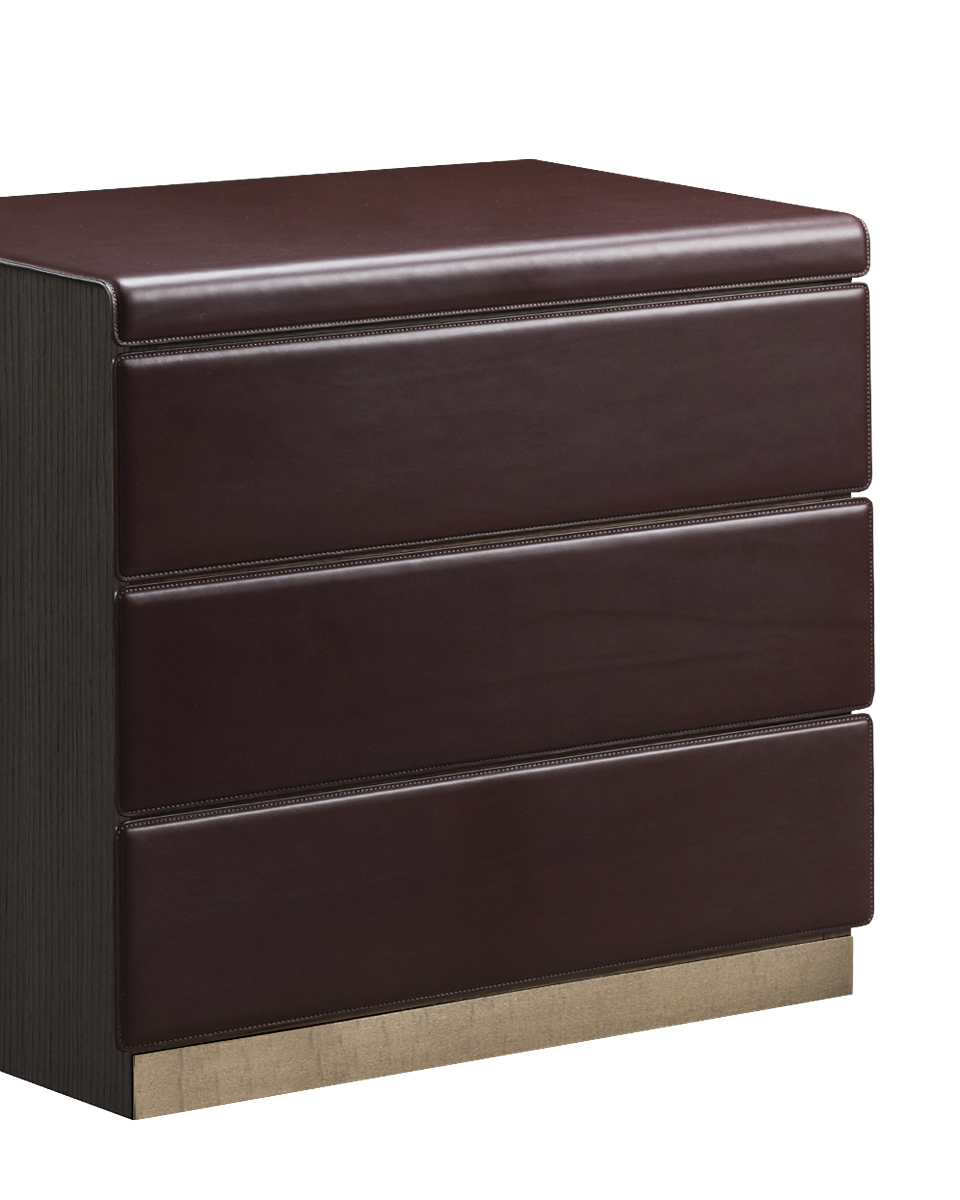 Orione是一款配有抽屉的实木床头柜，请参见Promemoria产品目录 | Promemoria