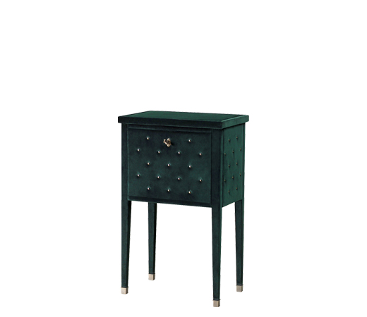 Scrigno est une table de chevet avec étagère, revêtue de cuir. Ce meuble figure dans le catalogue Promemoria | Promemoria