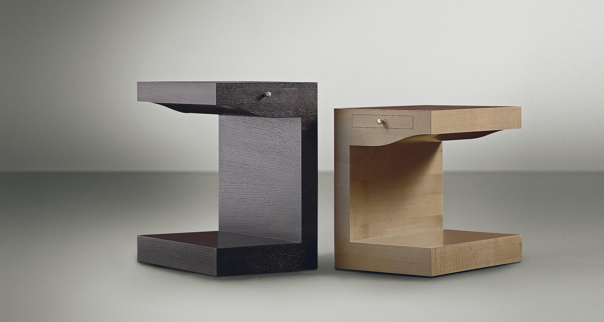 Zoe è un comodino in legno con ruote e maniglia in bronzo, del catalogo di Promemoria | Promemoria