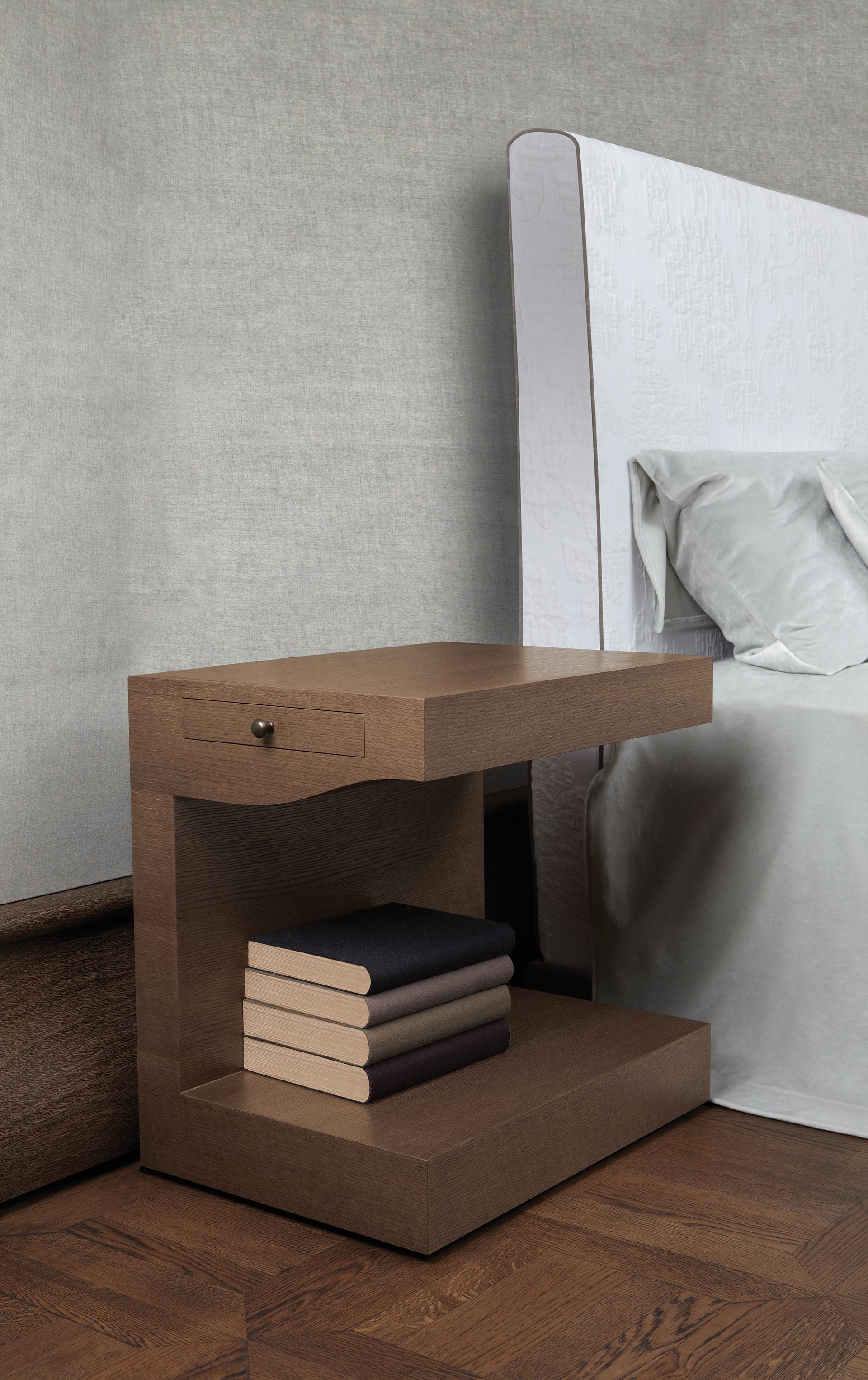 Zoe è un comodino in legno con ruote e maniglia in bronzo, del catalogo di Promemoria | Promemoria