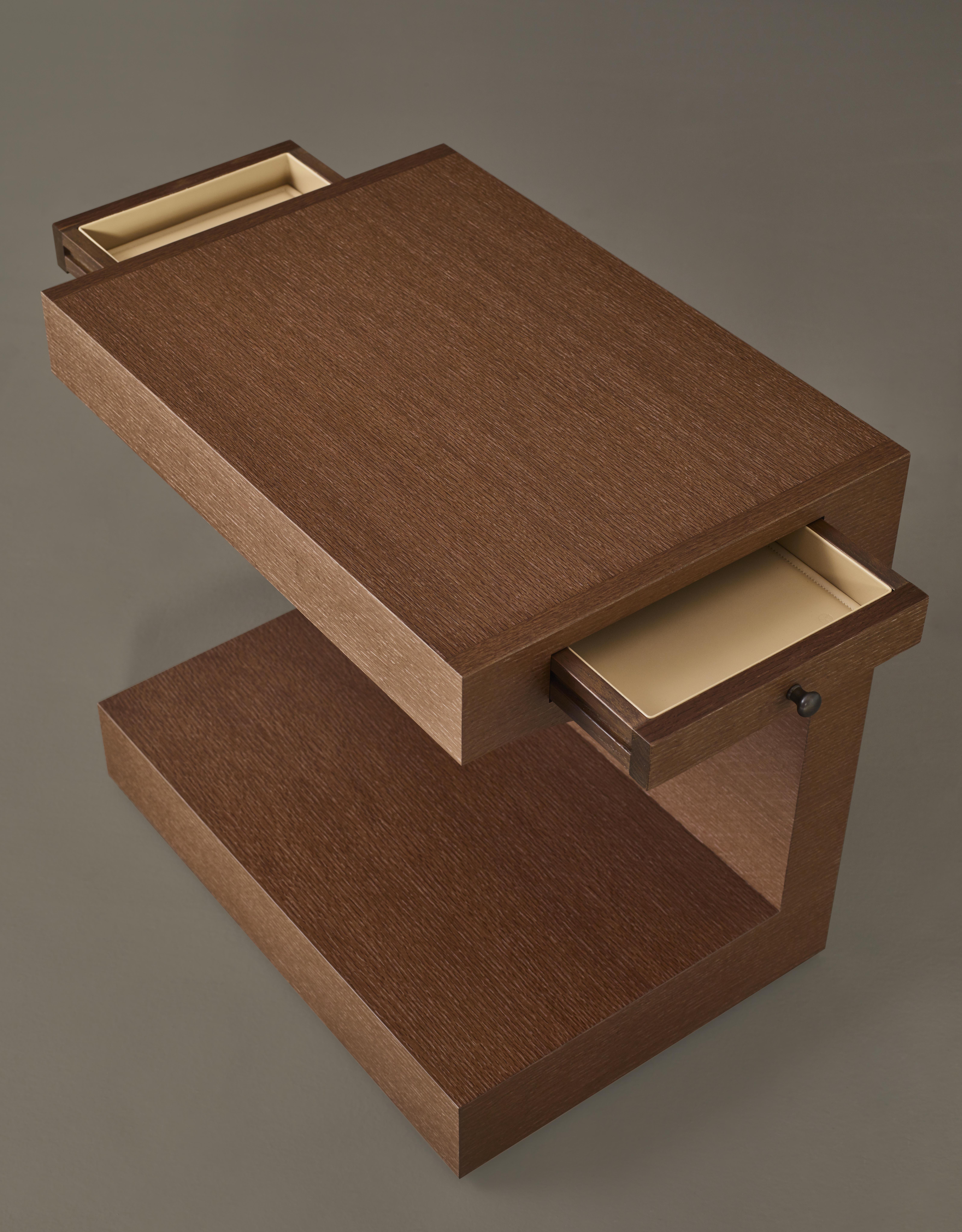 Zoe è un comodino in legno con ruote e maniglia in bronzo, del catalogo di Promemoria | Promemoria