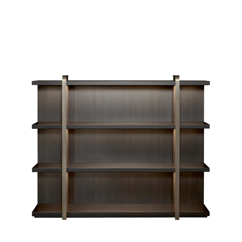 Nisha est une bibliothèque en bois avec des entretoises en bronze. Ce meuble fait partie de la collection « Night Tales» de Promemoria | Promemoria