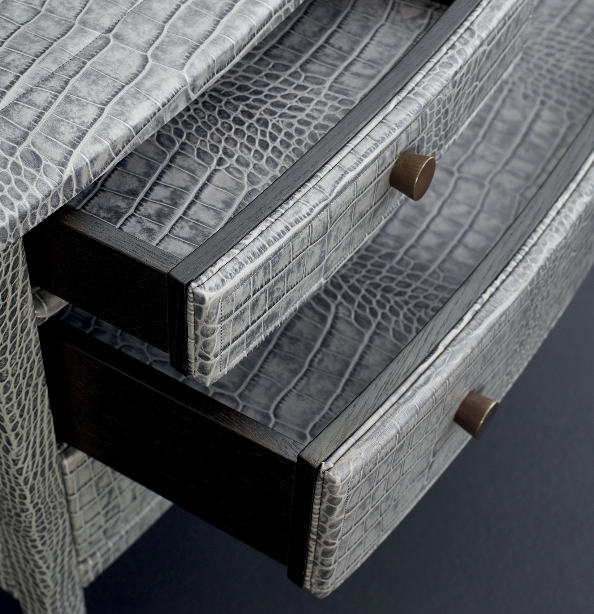 Cassettiera '700 è una cassettiera in legno rivestita in pelle o galuchat con pomoli in bronzo, del catalogo di Promemoria | Promemoria