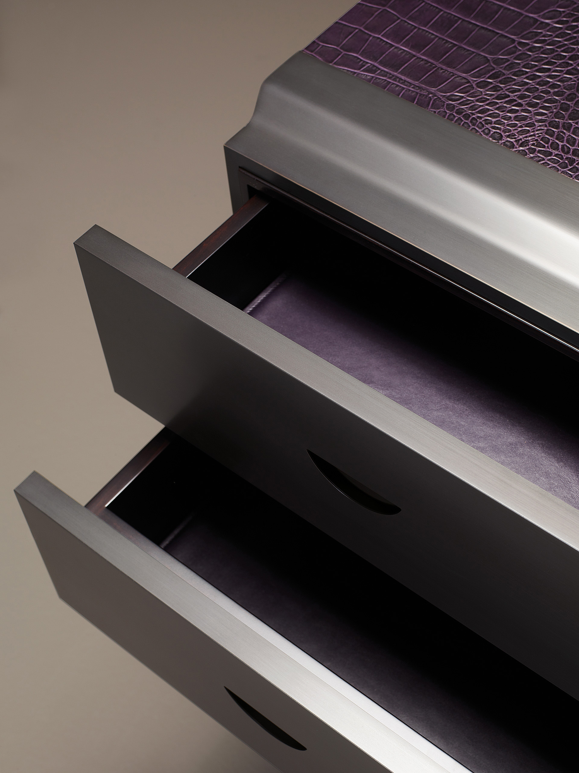 Drawers' detail of Dagoberto, a wooden chest of drawers with bronze feet and leather placemats from Promemoria's catalogue | Promemoria