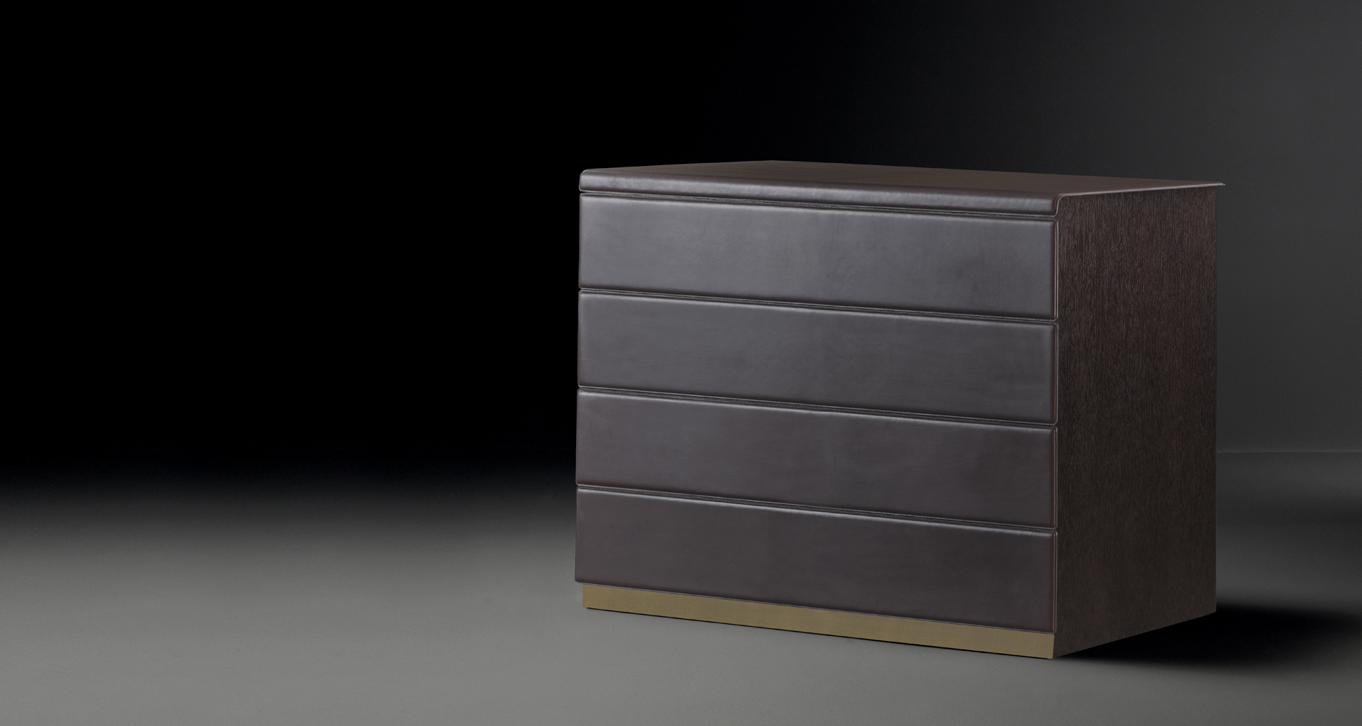 Orione è una cassettiera in legno rivestita in pelle, del catalogo di Promemoria | Promemoria
