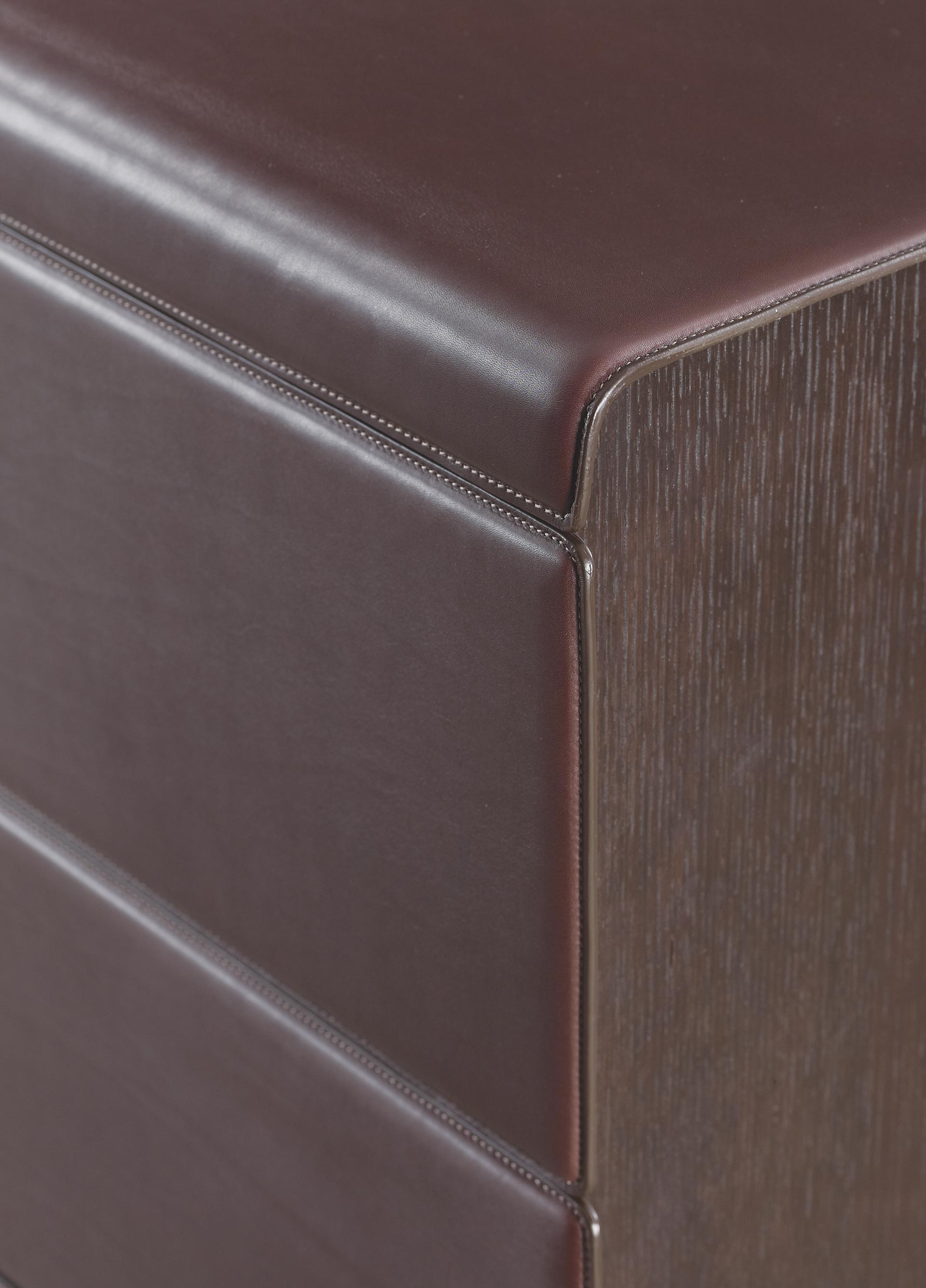 Orione è una cassettiera in legno rivestita in pelle, del catalogo di Promemoria | Promemoria