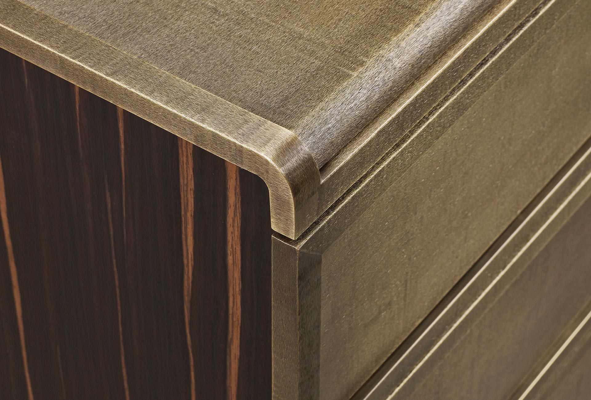 Orione è una cassettiera in legno rivestita in pelle, del catalogo di Promemoria | Promemoria