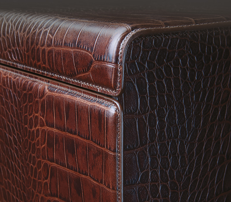 Detailansicht von „Orione“, Holzkommode mit Lederbezug, aus dem Katalog von Promemoria | Promemoria