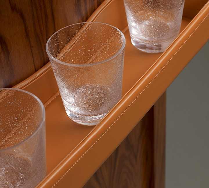 Dettaglio dell'interno di Bacco, mobile-bar in legno con un interno accessoriato e base, profili e maniglie in bronzo, del catalogo di Promemoria | Promemoria