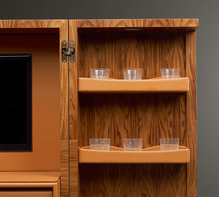 Dettaglio dell'interno di Bacco, mobile-bar in legno con un interno accessoriato e base, profili e maniglie in bronzo, del catalogo di Promemoria | Promemoria