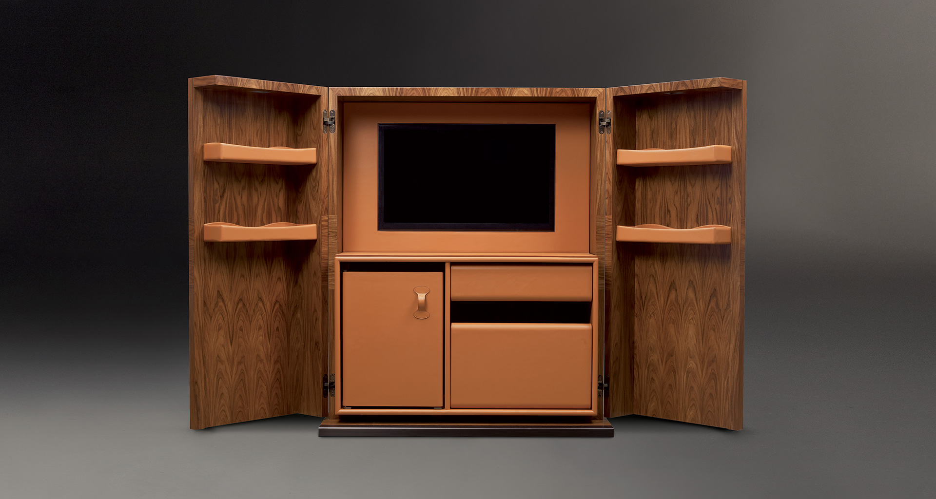 Interno di Bacco, mobile-bar in legno con un interno accessoriato e base, profili e maniglie in bronzo, del catalogo di Promemoria | Promemoria