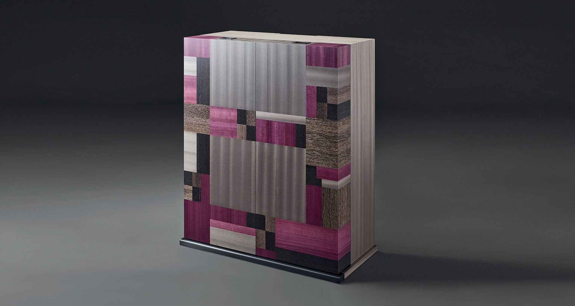 Interno di Bacco, mobile-bar in legno con un interno accessoriato e base, profili e maniglie in bronzo, del catalogo di Promemoria | Promemoria