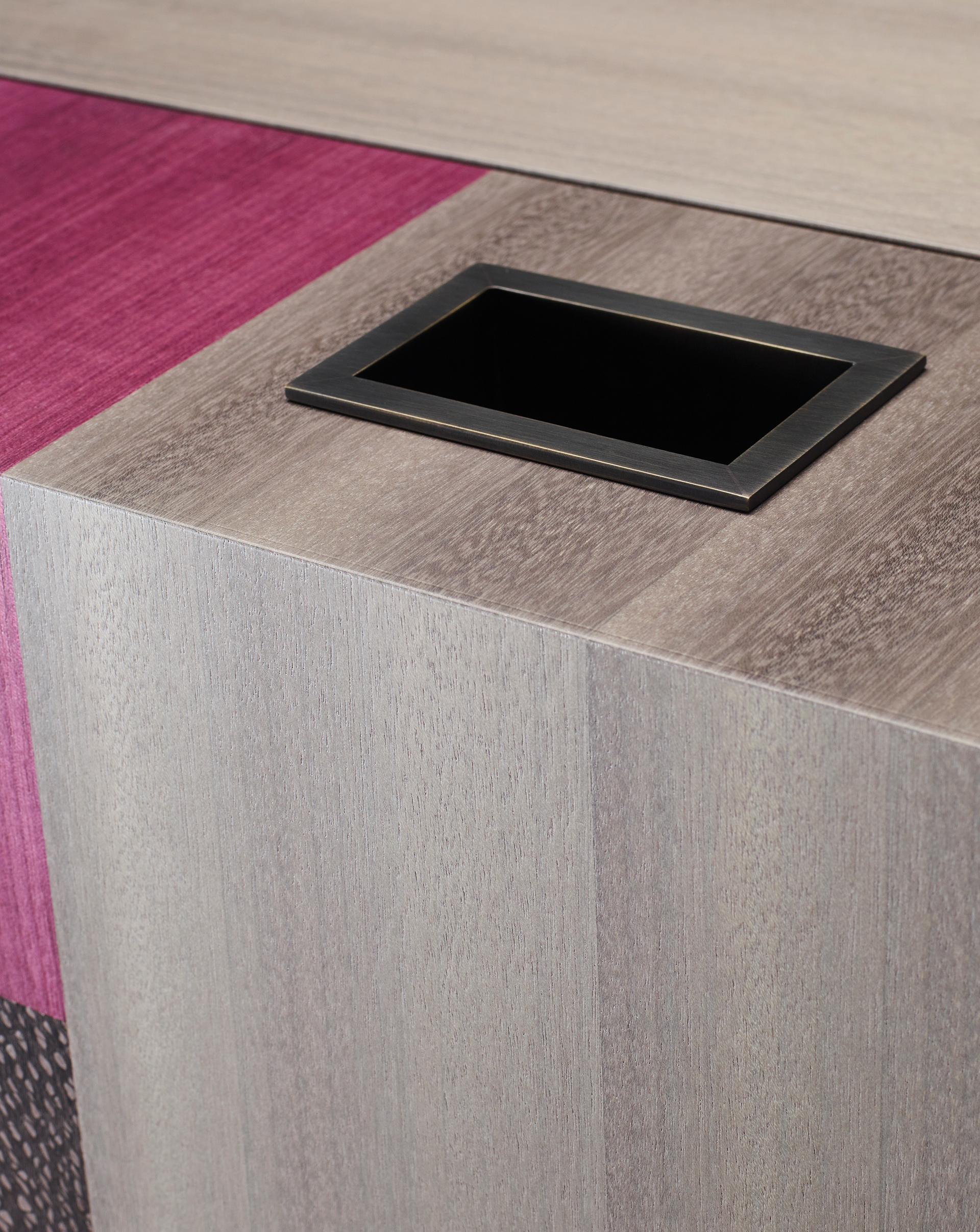 Interno di Bacco, mobile-bar in legno con un interno accessoriato e base, profili e maniglie in bronzo, del catalogo di Promemoria | Promemoria