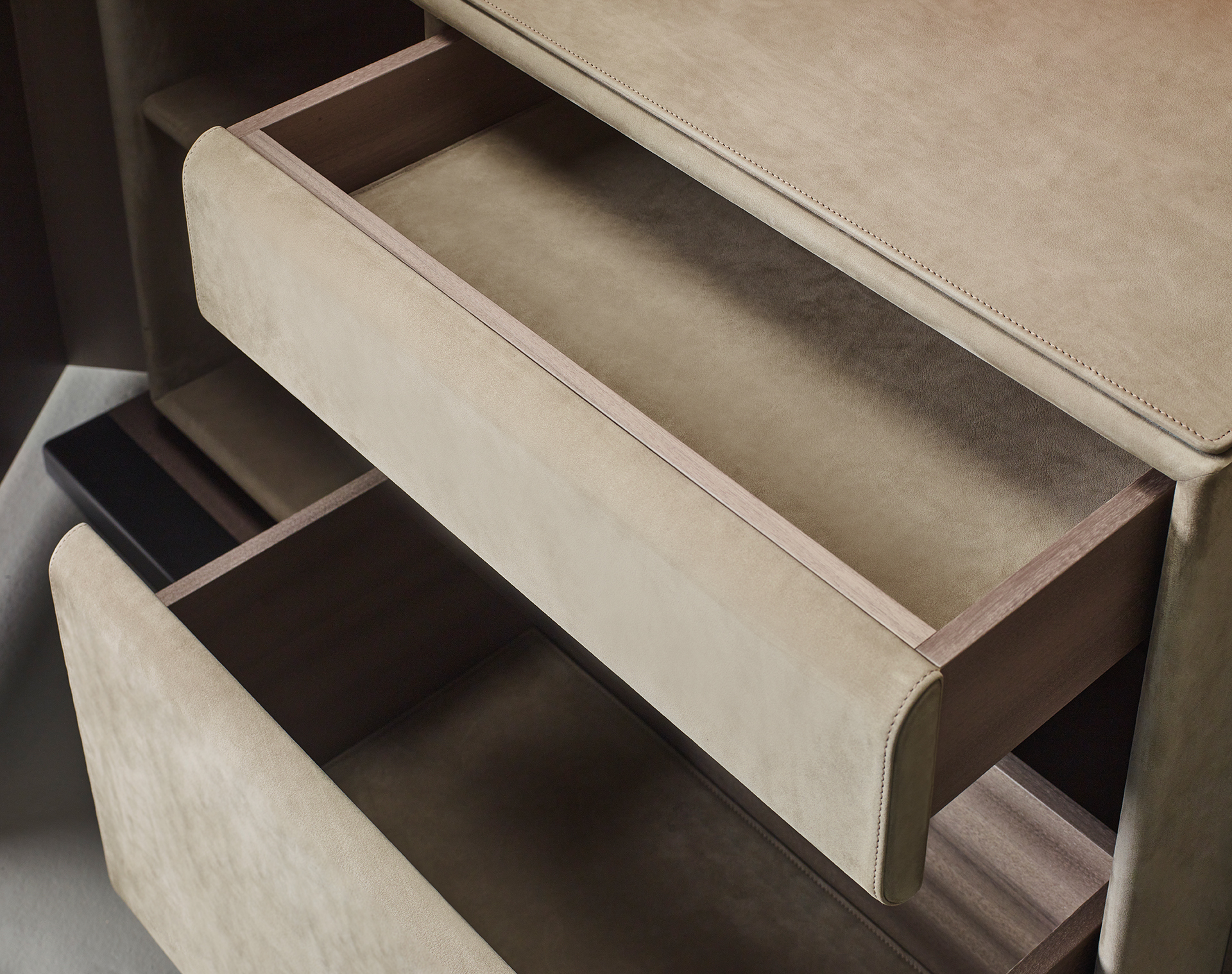 Interno di Bacco, mobile-bar in legno con un interno accessoriato e base, profili e maniglie in bronzo, del catalogo di Promemoria | Promemoria