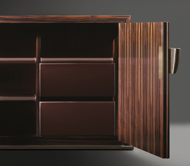 Intérieur de Bonaventura, buffet bas en bois, avec un piètement et une poignée en bronze. Ce meuble figure dans le catalogue Promemoria | Promemoria