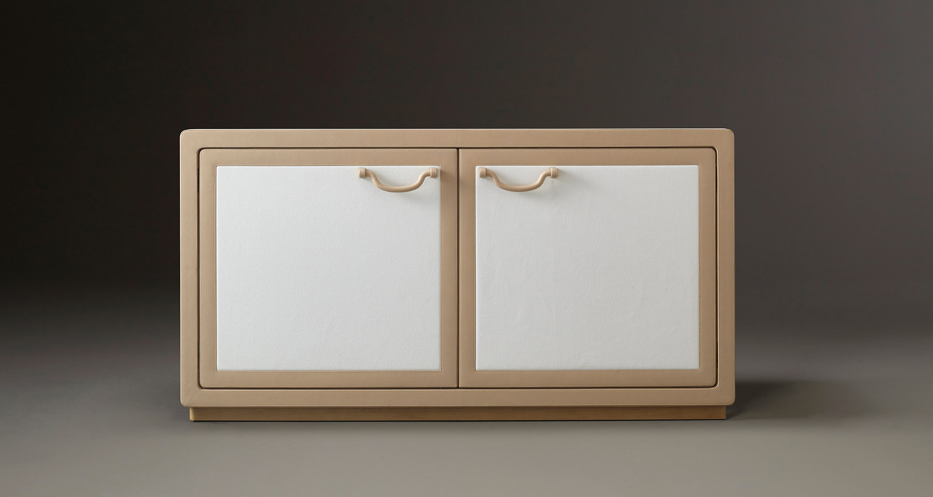 Future Voyager Atto II is a wooden cabinet covered in leather and fabric with handles and placemats in leather from Promemoria's catalogue | Promemoria