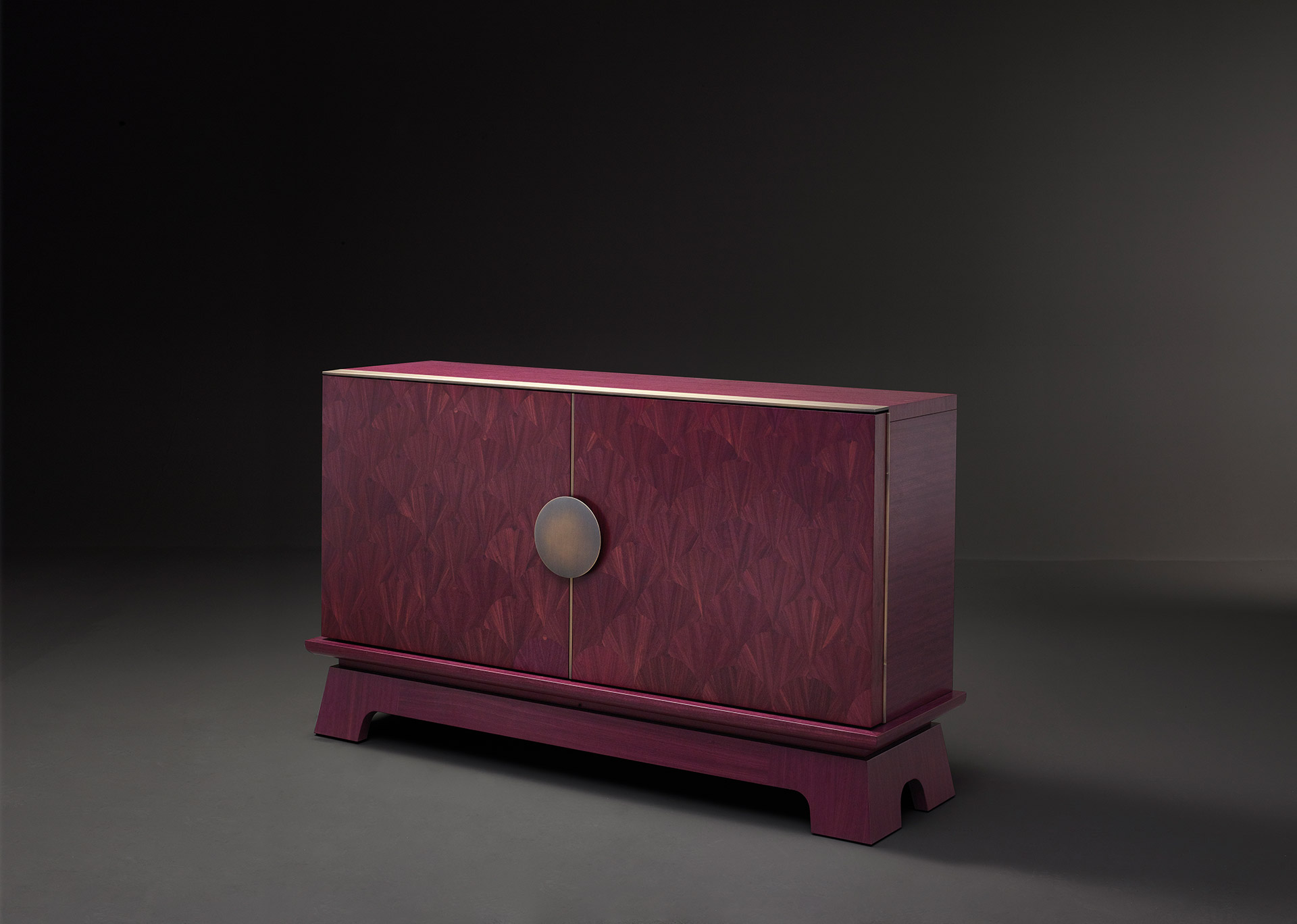 Interno di La Belle Aurore, mobile contenitore in legno con dettagli in bronzo, del catalogo di Promemoria | Promemoria