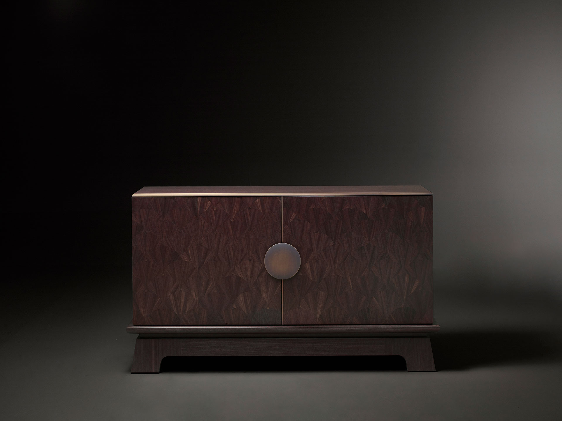 La Belle Aurore è un mobile contenitore in legno con dettagli in bronzo, del catalogo di Promemoria | Promemoria