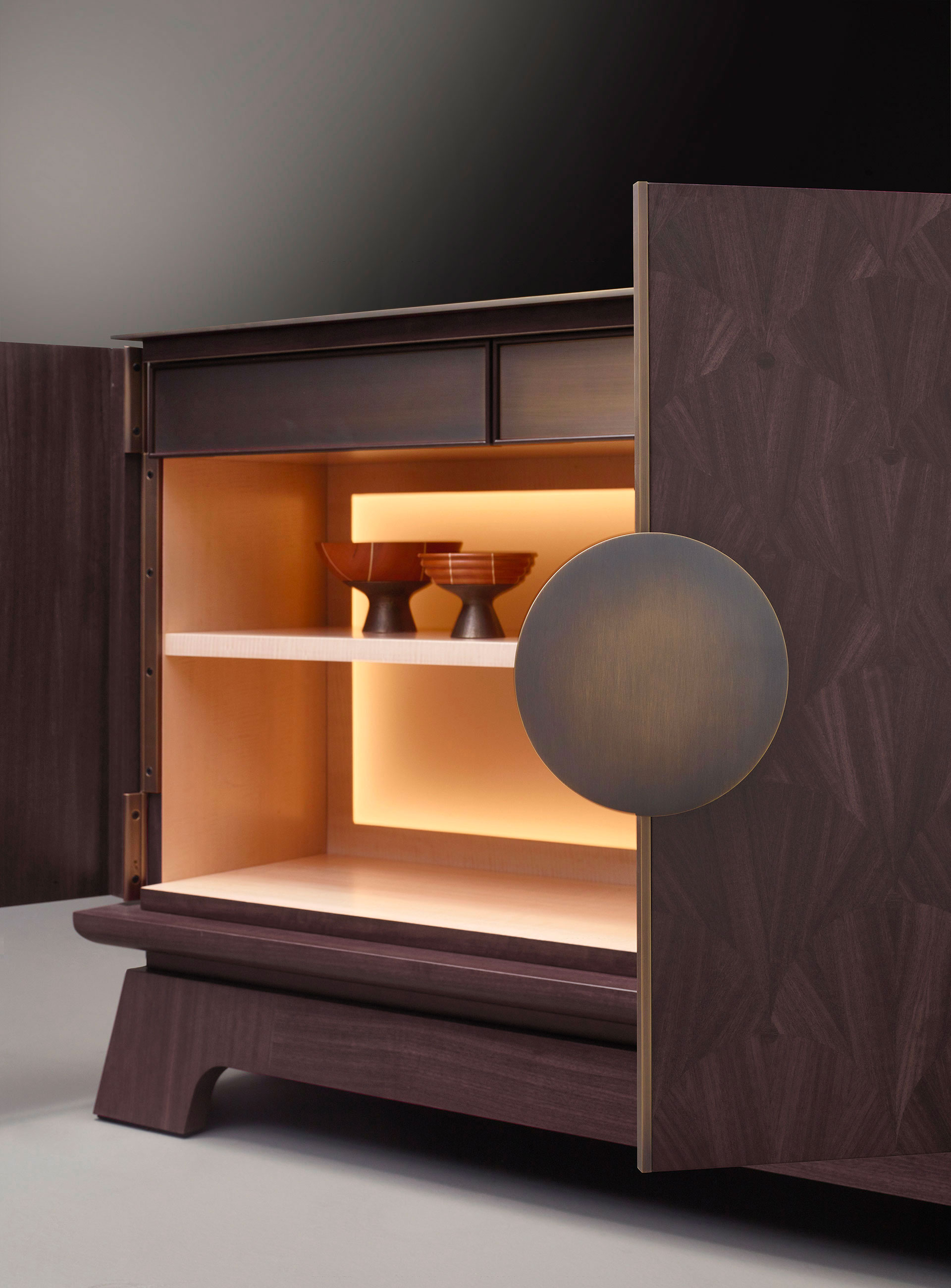 Interno di La Belle Aurore, mobile contenitore in legno con dettagli in bronzo, del catalogo di Promemoria | Promemoria