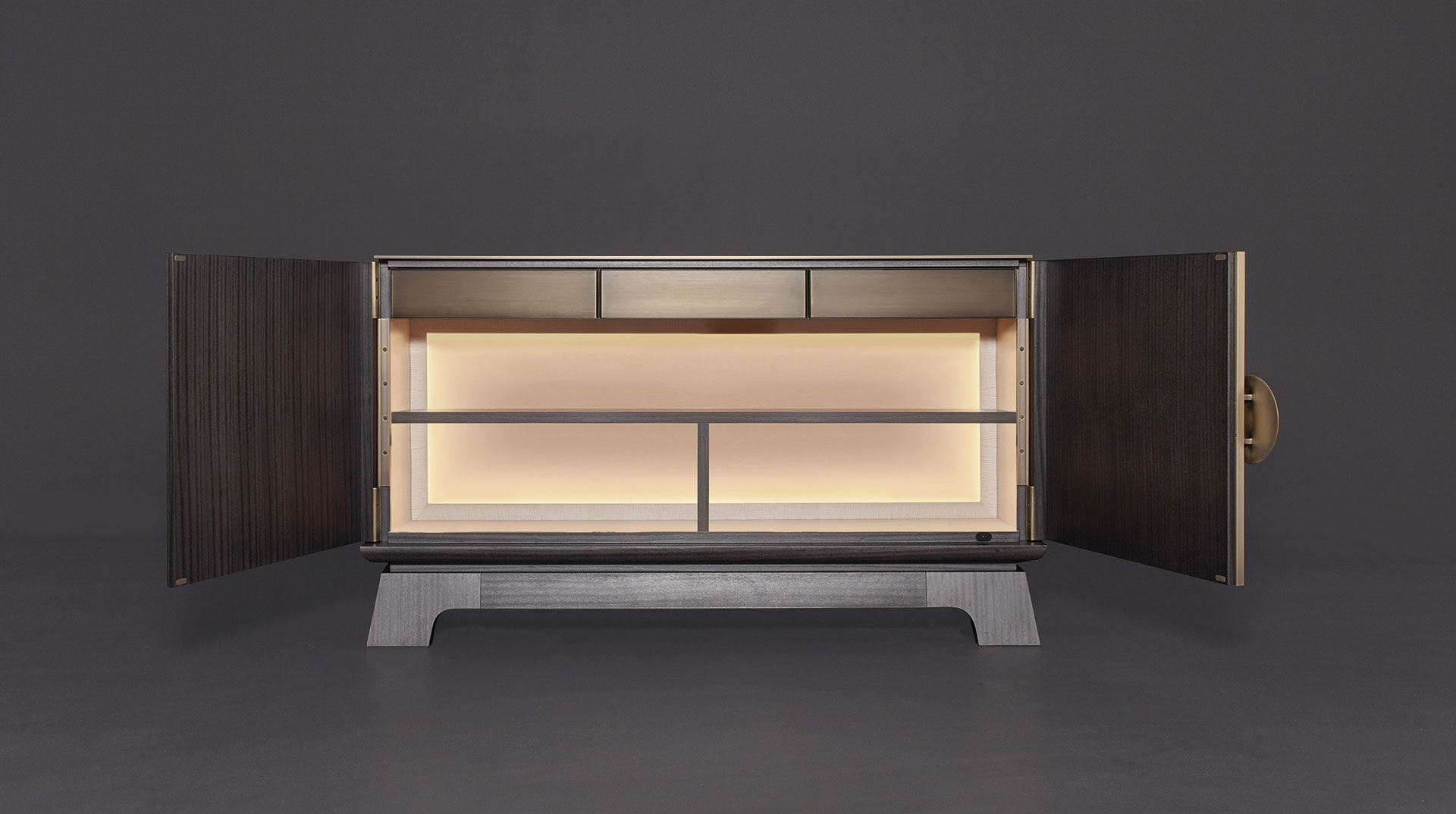 Dettaglio dei cassetti di La Belle Aurore, mobile contenitore in legno con dettagli in bronzo, del catalogo di Promemoria | Promemoria