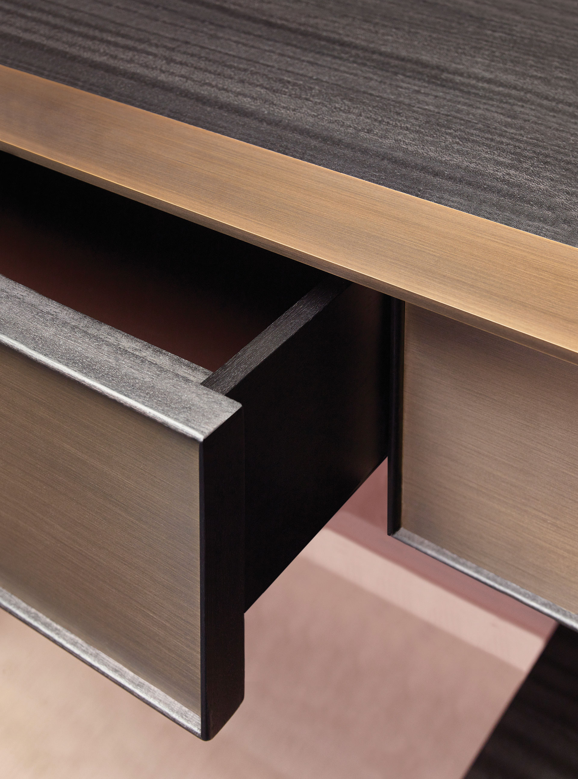 Dettaglio dei cassetti di La Belle Aurore, mobile contenitore in legno con dettagli in bronzo, del catalogo di Promemoria | Promemoria