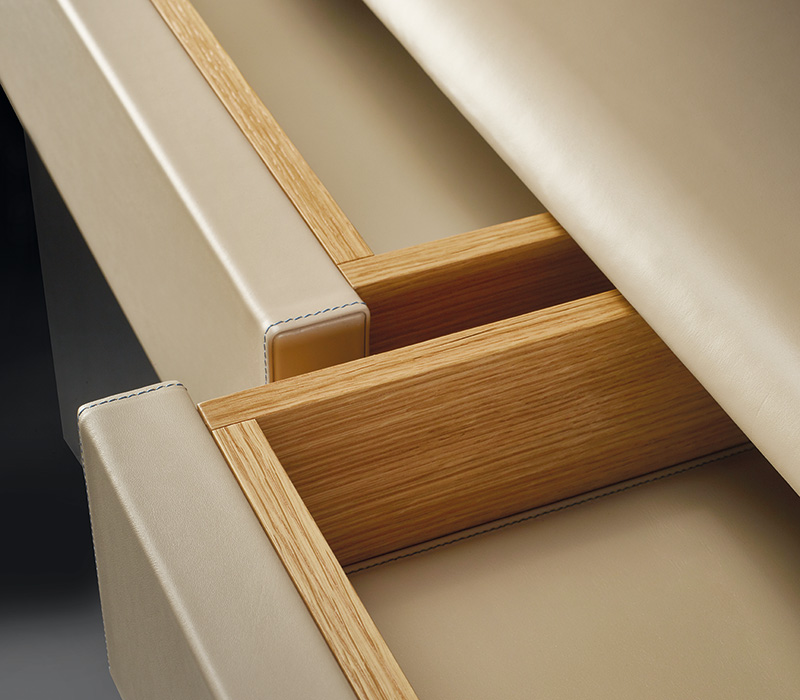 Detailansicht der Schubladen von „Laos“, Holzschrank mit eingelassenem Griff und Holz- bzw. Glastüren, aus der Promemoria Kollektion „Indigo Tales“ | Promemoria