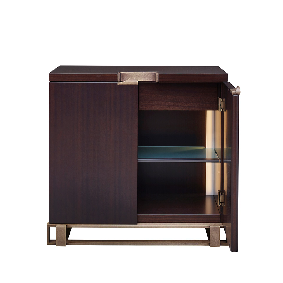 Intérieur de Margot, buffet en bois avec piètement, poignées et charnières en bronze, Ce meuble figure dans le catalogue Promemoria | Promemoria