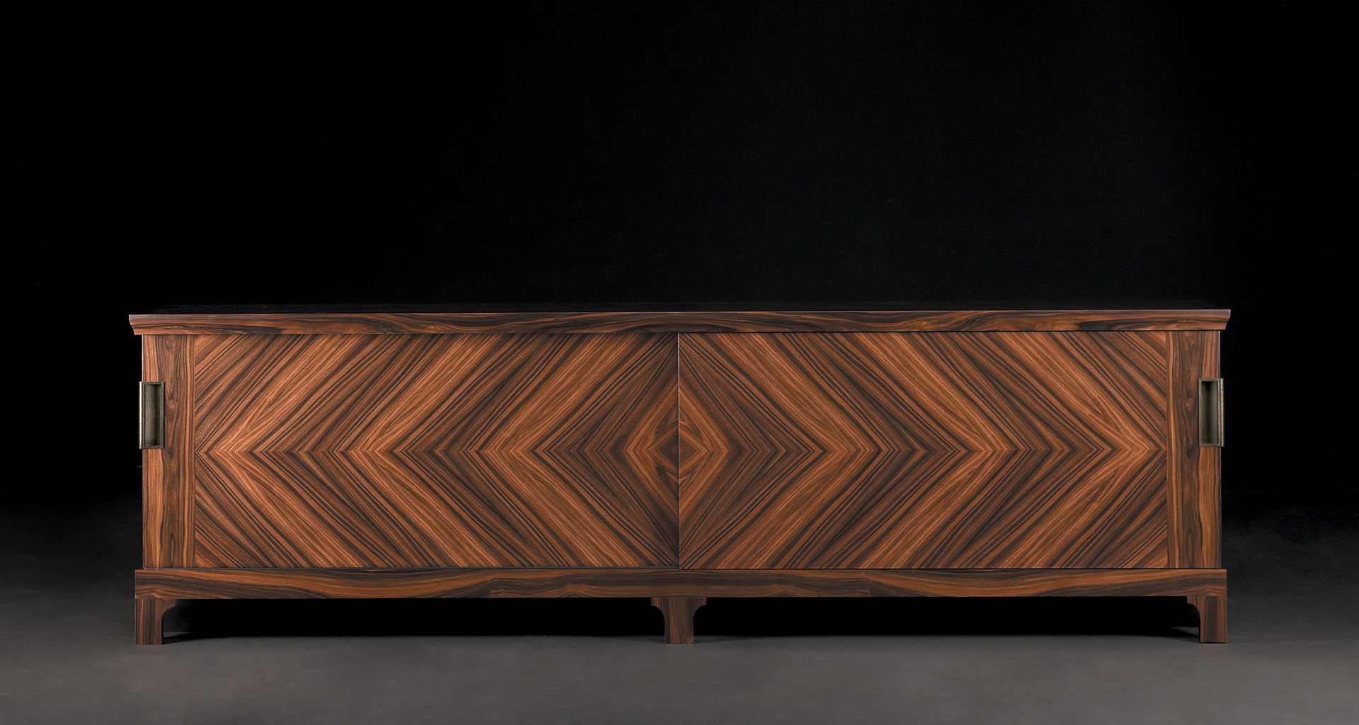 Interno di Oolong, mobile contenitore basso in legno con ante scorrevoli, frontali dei ripiani e cassetti in pelle e maniglie in bronzo, del catalogo di Promemoria | Promemoria