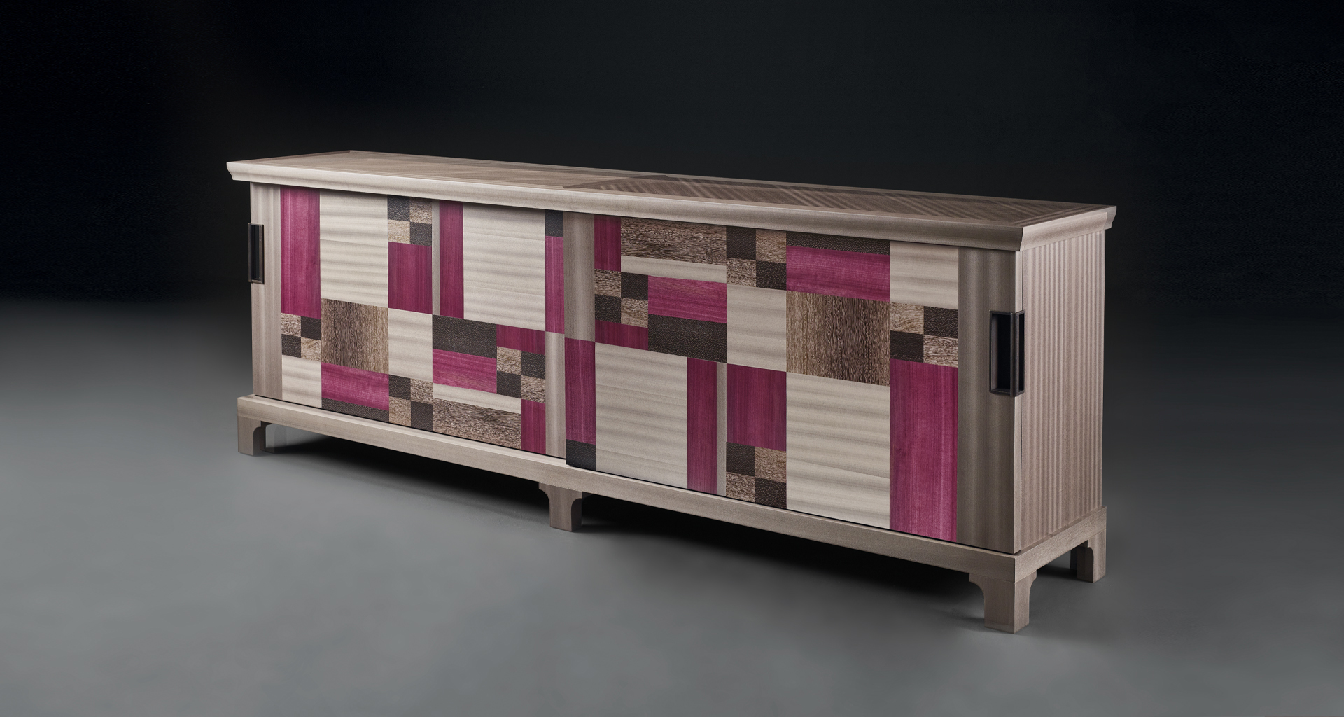 Interno di Oolong, mobile contenitore basso in legno con ante scorrevoli, frontali dei ripiani e cassetti in pelle e maniglie in bronzo, del catalogo di Promemoria | Promemoria