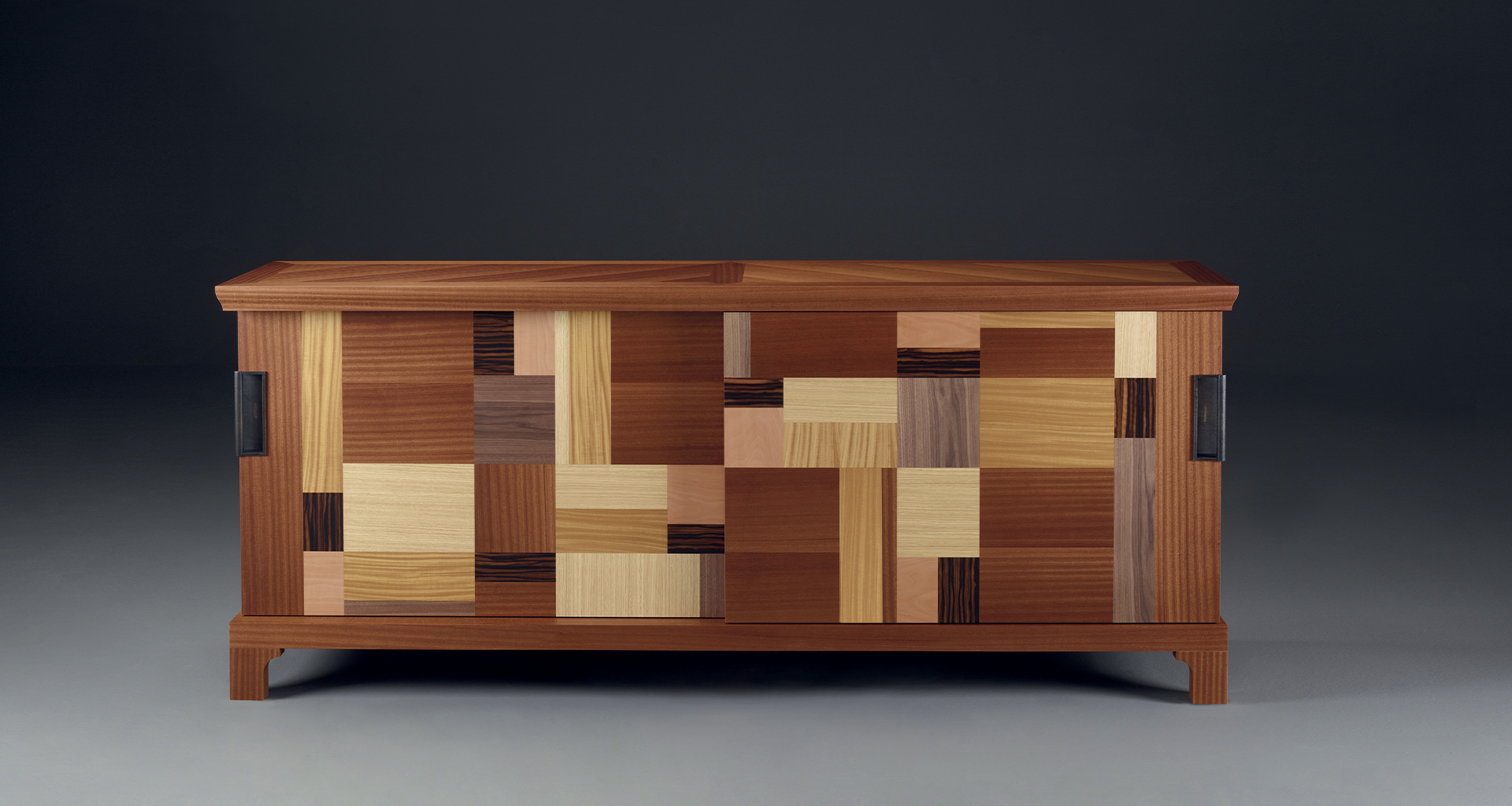 Interno di Oolong, mobile contenitore basso in legno con ante scorrevoli, frontali dei ripiani e cassetti in pelle e maniglie in bronzo, del catalogo di Promemoria | Promemoria