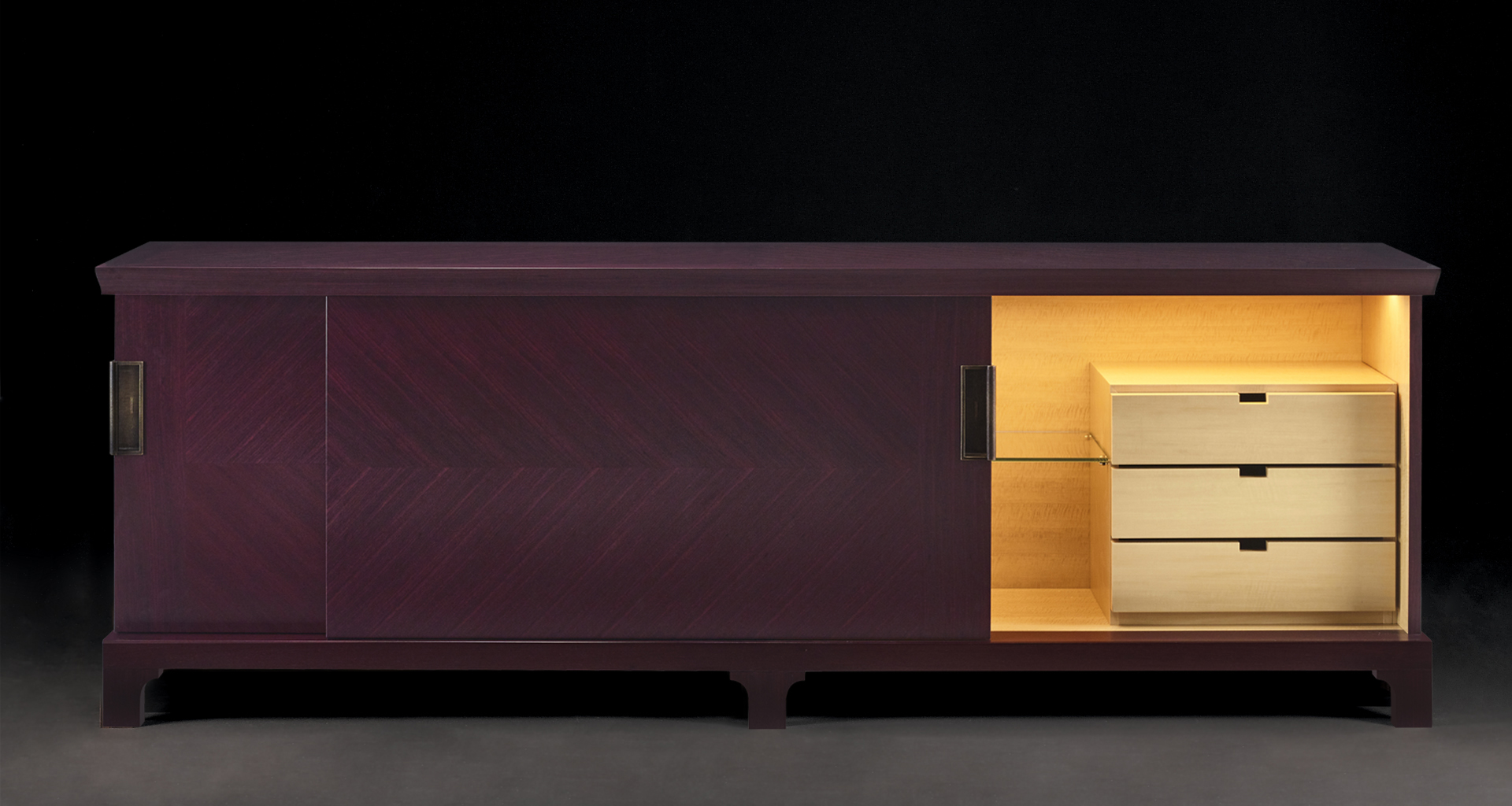 Interno di Oolong, mobile contenitore basso in legno con ante scorrevoli, frontali dei ripiani e cassetti in pelle e maniglie in bronzo, del catalogo di Promemoria | Promemoria