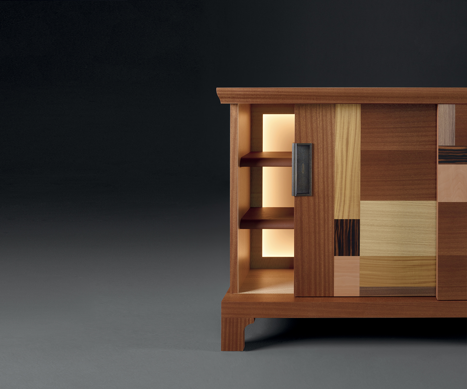 Interno di Oolong, mobile contenitore basso in legno con ante scorrevoli, frontali dei ripiani e cassetti in pelle e maniglie in bronzo, del catalogo di Promemoria | Promemoria