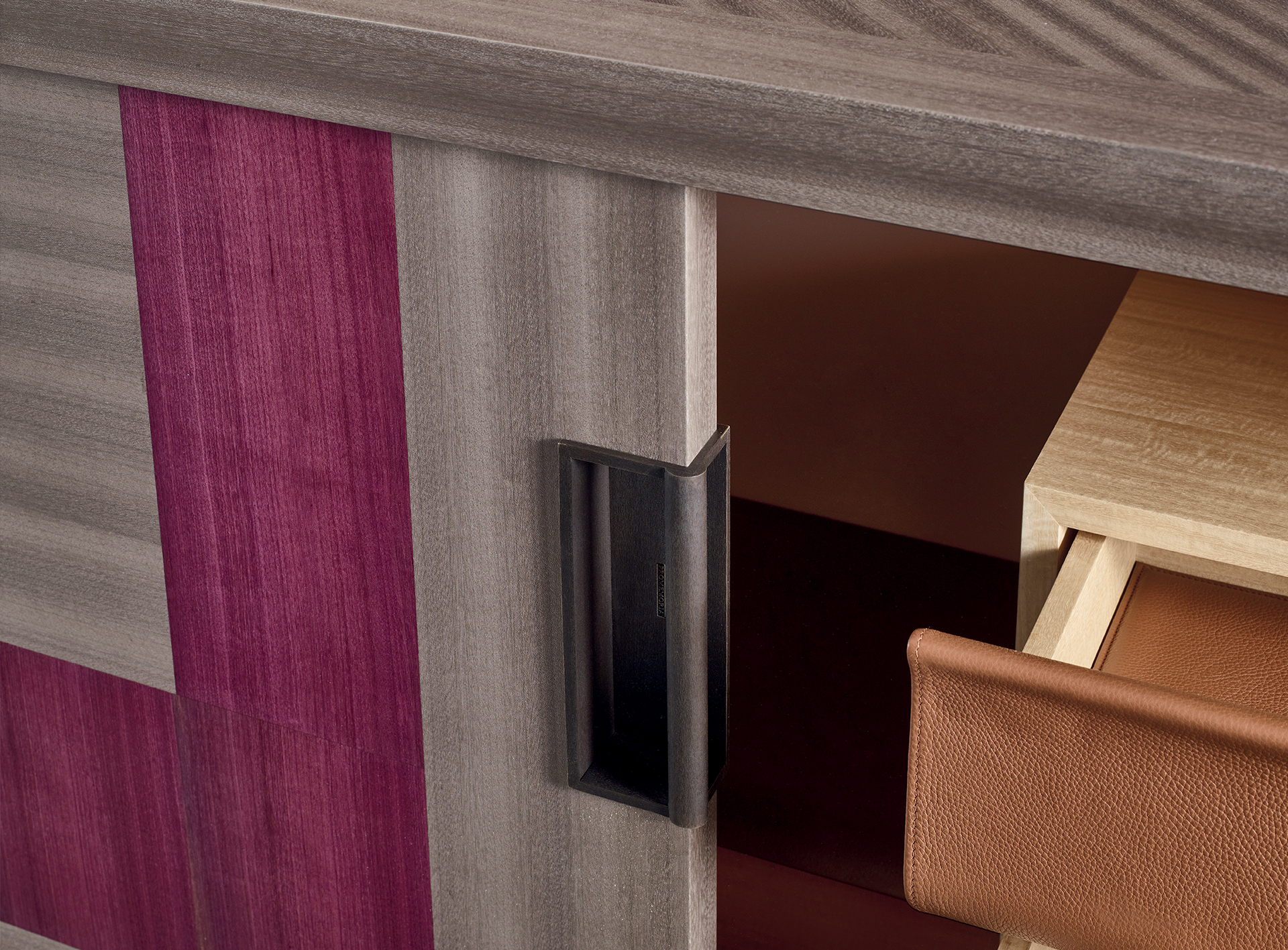 Interno di Oolong, mobile contenitore basso in legno con ante scorrevoli, frontali dei ripiani e cassetti in pelle e maniglie in bronzo, del catalogo di Promemoria | Promemoria