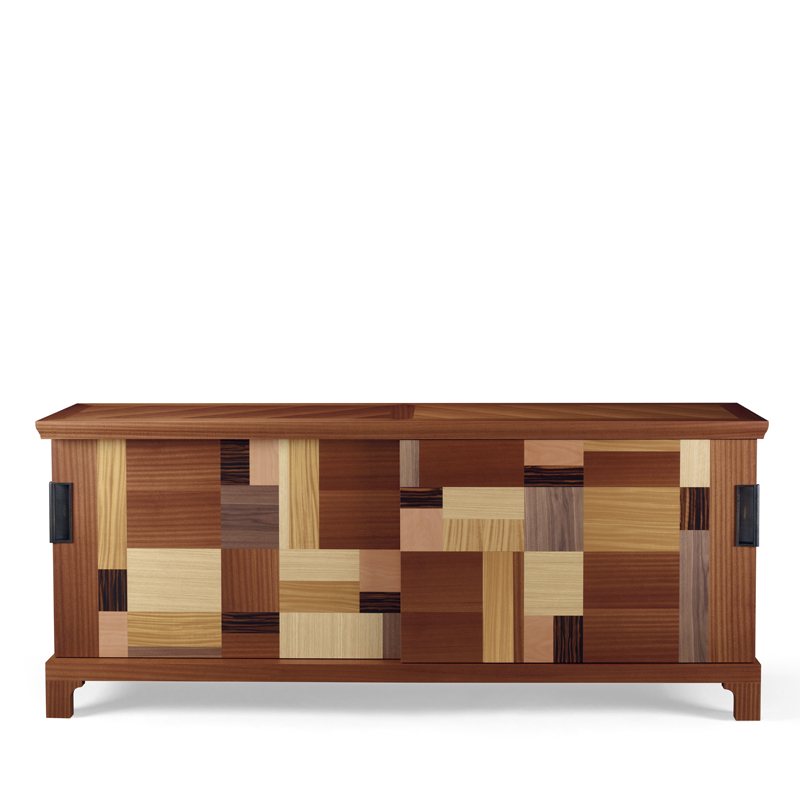 Oolong è un mobile contenitore basso in legno con ante scorrevoli, frontali dei ripiani e cassetti in pelle e maniglie in bronso, del catalogo di Promemoria | Promemoria